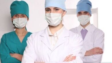 Οι γιατροί δίνουν συστάσεις σε ασθενείς με θωρακική οστεοχόνδρωση